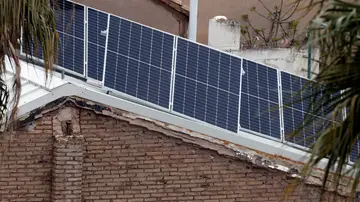 Vista general de unas placas solares sobre una vivienda