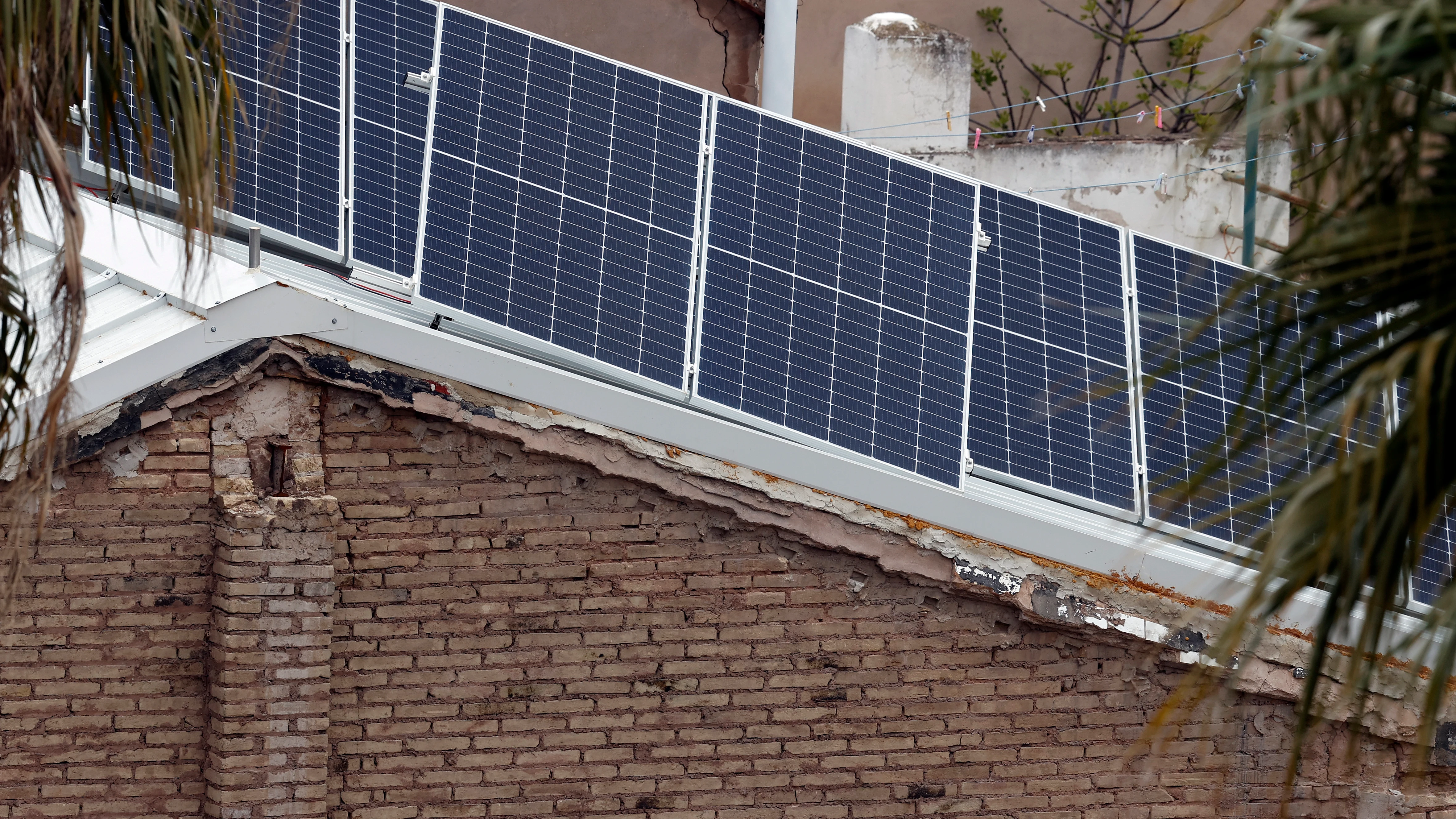 Vista general de unas placas solares sobre una vivienda