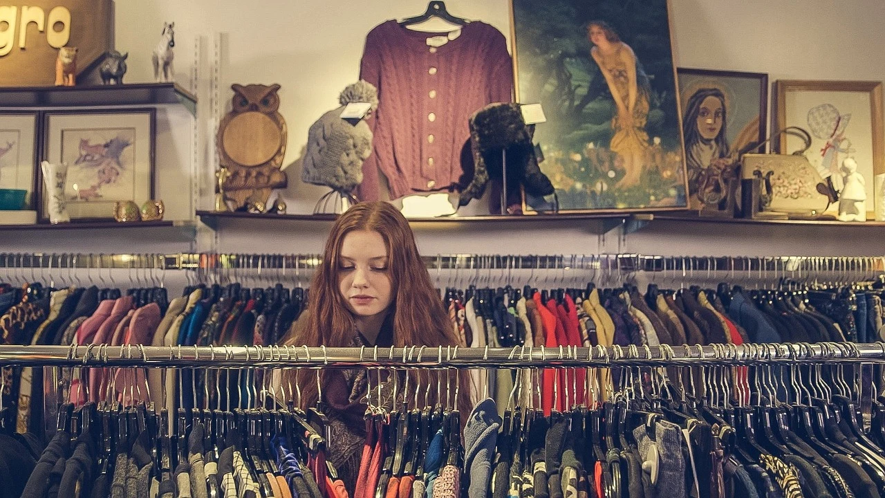 Mujer compra ropa en una tienda Mujer compra ropa en una tienda
