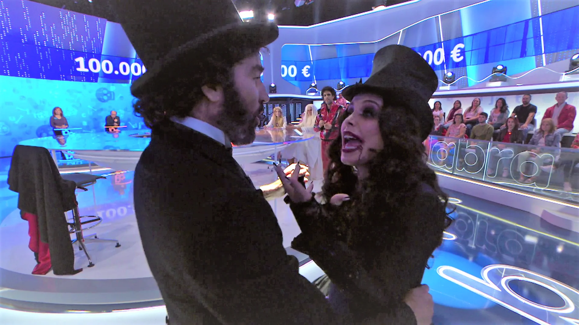 La bachata de la vampiresa Soraya Arnelas con Raúl Gómez: canta y baila ‘Te quiero a ti’