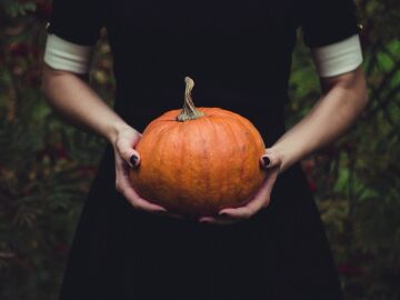 Halloween: Mujer sosteniendo una calabaza