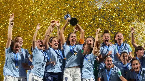 Las jugadoras de la selección española alzan la Copa de campeonas del Mundial sub-17 Las jugadoras de la selección española alzan la Copa de campeonas del Mundial sub-17
