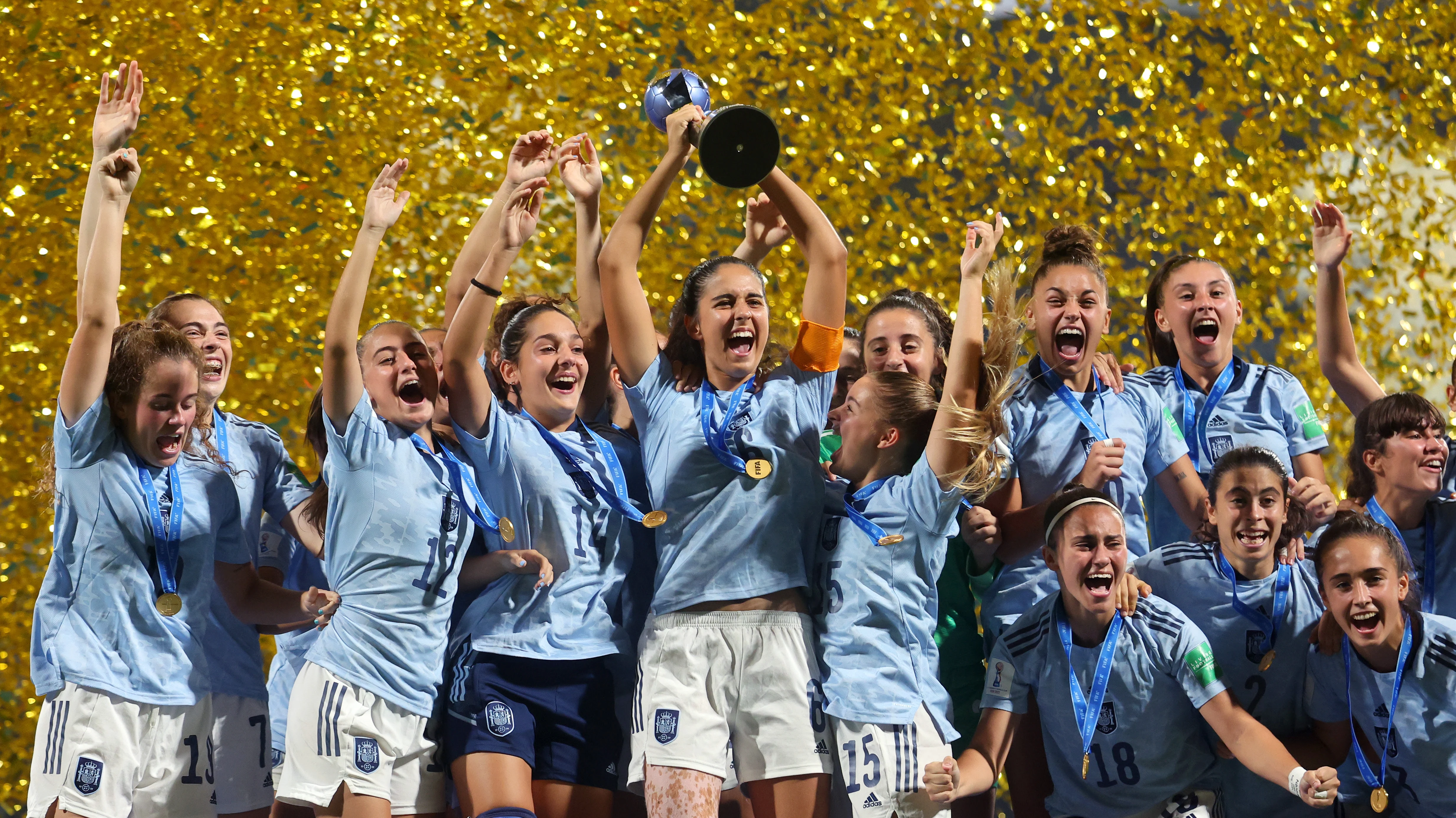 Las jugadoras de la selección española alzan la Copa de campeonas del Mundial sub-17 Las jugadoras de la selección española alzan la Copa de campeonas del Mundial sub-17