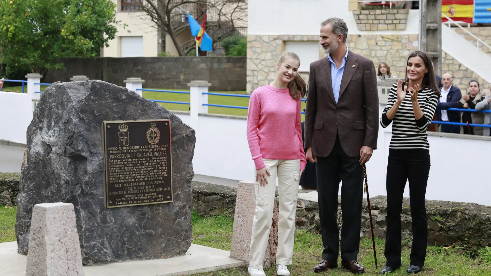 La princesa Leonor, el rey Felipe VI y la reina Letizia en su visita a Cadavedo
