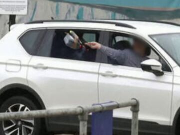 Momento en que un hombre lanza cócteles molotov contra un centro de migrantes en Reino Unido