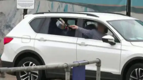 Momento en que un hombre lanza cócteles molotov contra un centro de migrantes en Reino Unido Momento en que un hombre lanza cócteles molotov contra un centro de migrantes en Reino Unido