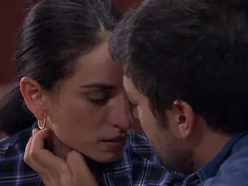 Carballo, rota de dolor, se lanza a los brazos de Jorge Carballo, rota de dolor, se lanza a los brazos de Jorge