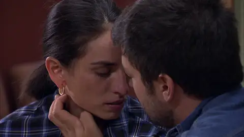 Carballo, rota de dolor, se lanza a los brazos de Jorge Carballo, rota de dolor, se lanza a los brazos de Jorge