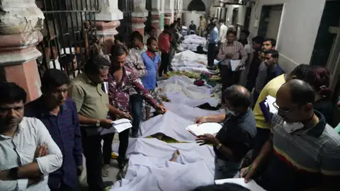 Un puente en India se derrumba dejando cientos de muertos Un puente en India se derrumba dejando cientos de muertos