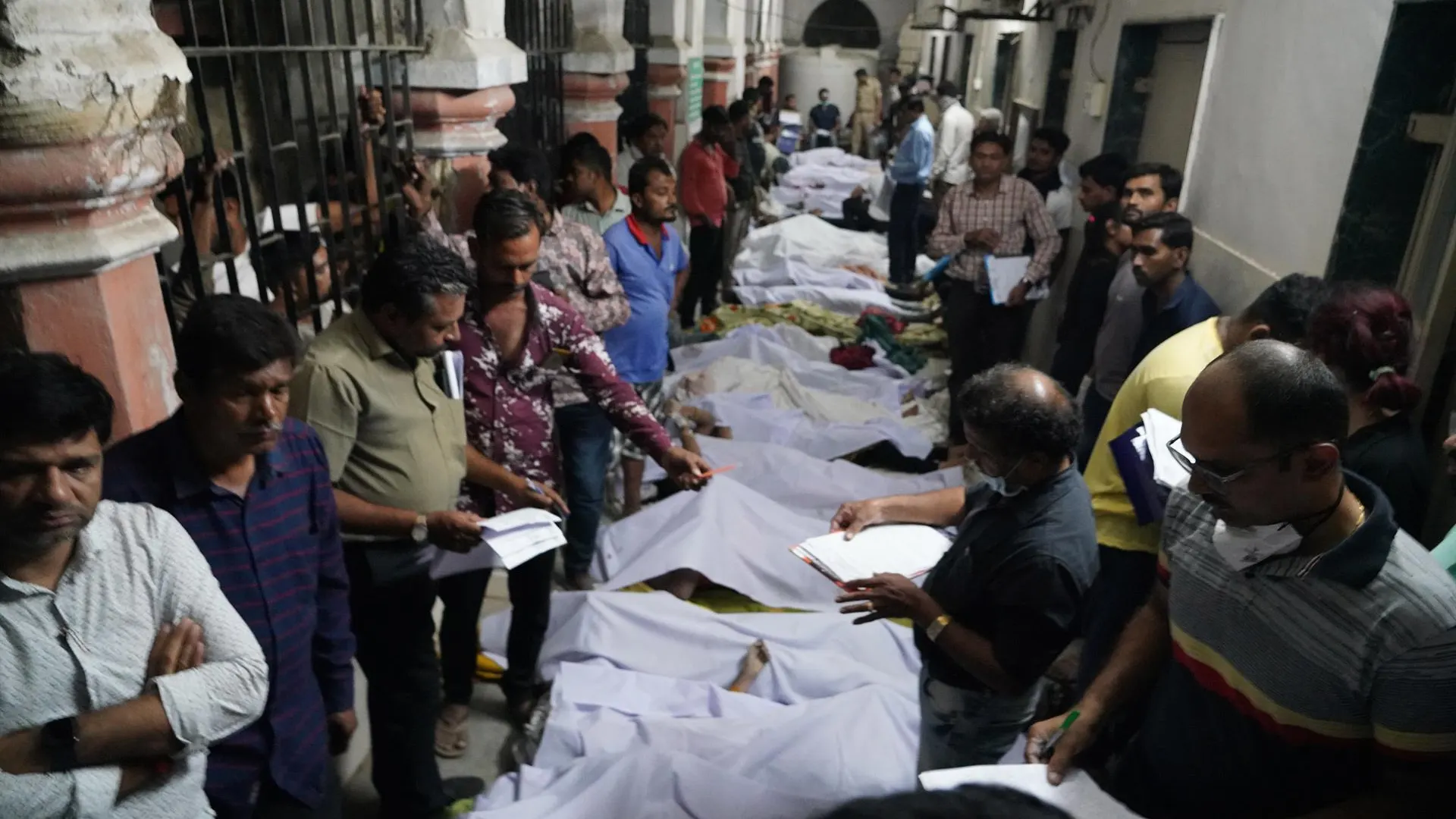 Un puente en India se derrumba dejando cientos de muertos Un puente en India se derrumba dejando cientos de muertos