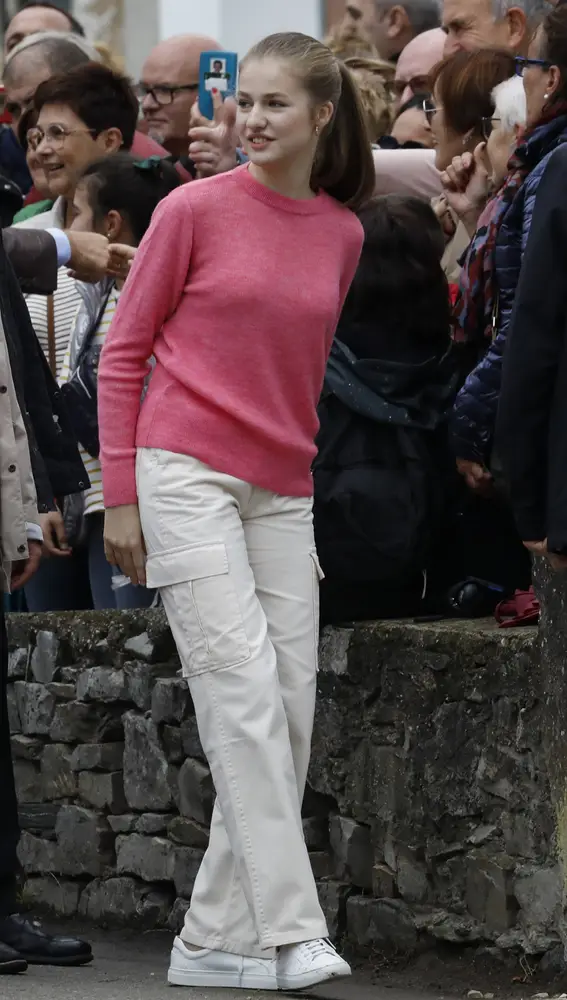 La princesa Leonor luce un jersey de punto, pantalones cargo y deportivas blancas en su visita por Cadavedo.