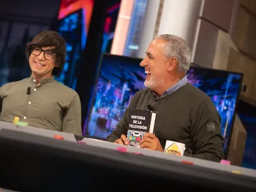 Jorge Salvador portando un libro titulado: Historia de la televisión Jorge Salvador portando un libro titulado: Historia de la televisión