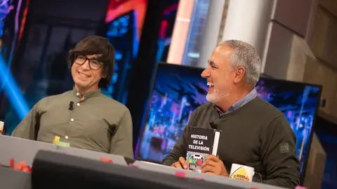 Jorge Salvador portando un libro titulado: Historia de la televisión Jorge Salvador portando un libro titulado: Historia de la televisión