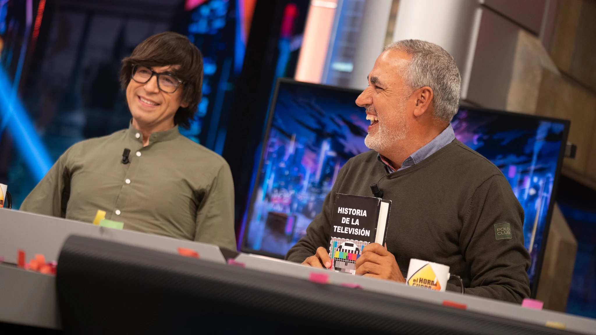 Jorge Salvador portando un libro titulado: Historia de la televisi&oacute;n