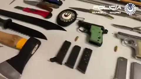 Armas de fuego y machetes en el cementerio de Carabanchel: la Policía Municipal evita una posible matanza Armas de fuego y machetes en el cementerio de Carabanchel: la Policía Municipal evita una posible matanza