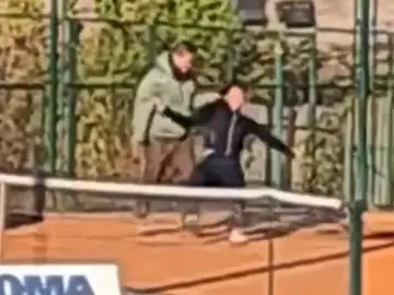 Las vergonzosas imágenes de un padre agrediendo a su hija en un entrenamiento de tenis Las vergonzosas imágenes de un padre agrediendo a su hija en un entrenamiento de tenis