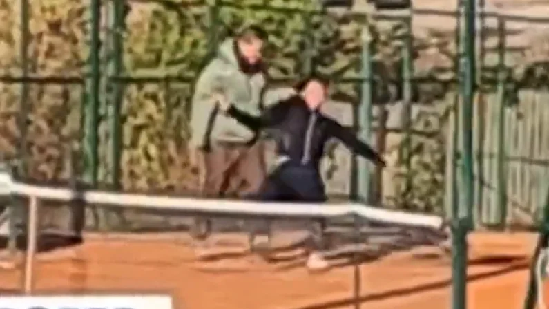 Las vergonzosas imágenes de un padre agrediendo a su hija en un entrenamiento de tenis Las vergonzosas imágenes de un padre agrediendo a su hija en un entrenamiento de tenis