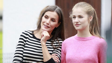 La reina Letizia y la princesa Leonor luciendo jerséis de algodón en su visita por Cadavedo.