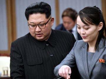 El líder supremo de Corea del Norte, Kim Jong-un, junto a su hermana, Kim Yo-jong