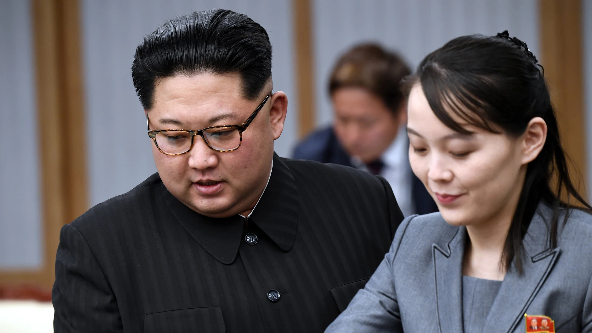 El líder supremo de Corea del Norte, Kim Jong-un, junto a su hermana, Kim Yo-jong