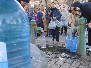Gente rellena botellas de agua en Kiev