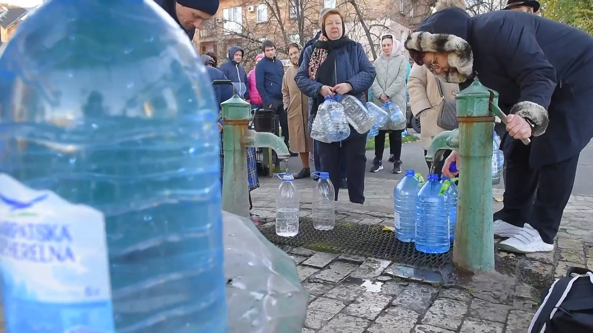 Gente rellena botellas de agua en Kiev