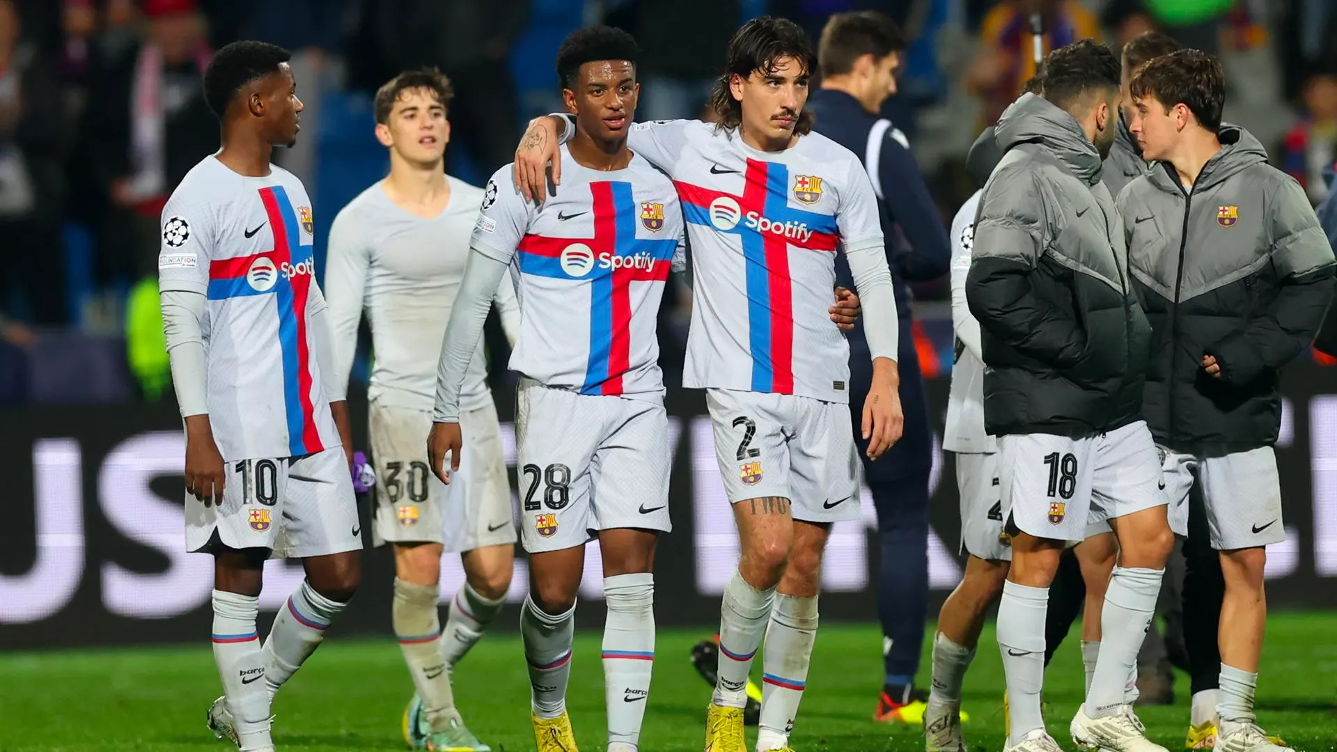 Los jugadores del Barcelona despu&eacute;s de terminar el partido ante el Viktoria Pilsen