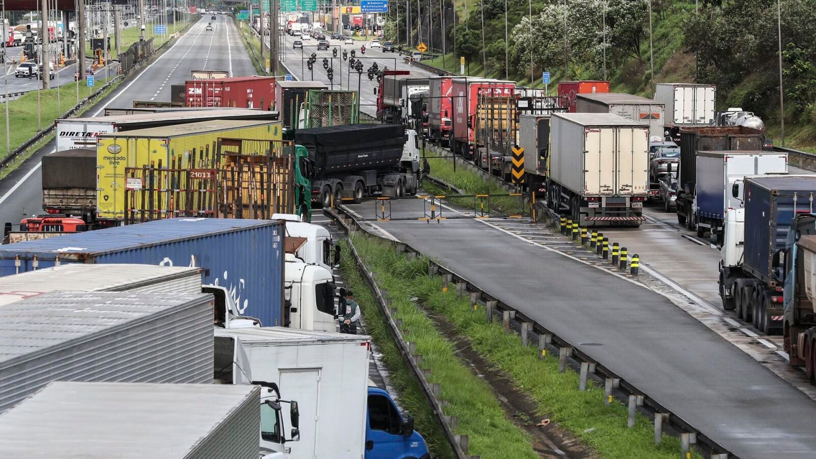 Camioneros partidarios de Bolsonaro bloquean carreteras en Brasil: 