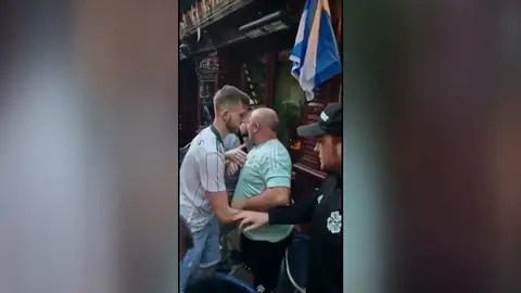 Aficionados en Madrid liándola a un día del partido Madrid