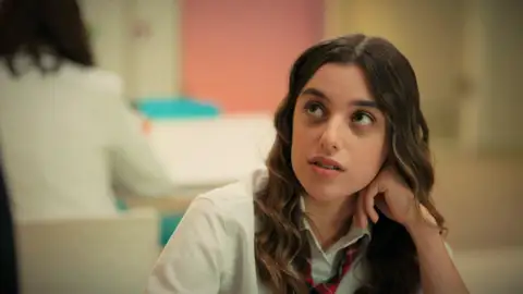 Kadir nota que a Melisa le pasa algo e intenta solucionarlo: "El día no empieza hasta que no te veo" Melisa en 'Hermanos'.