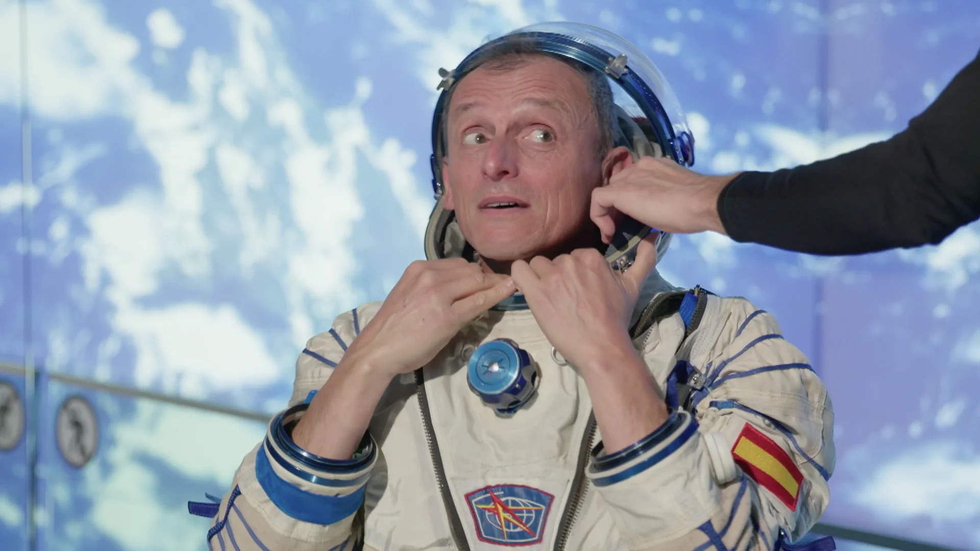 Pedro Duque se pone el traje de astronauta