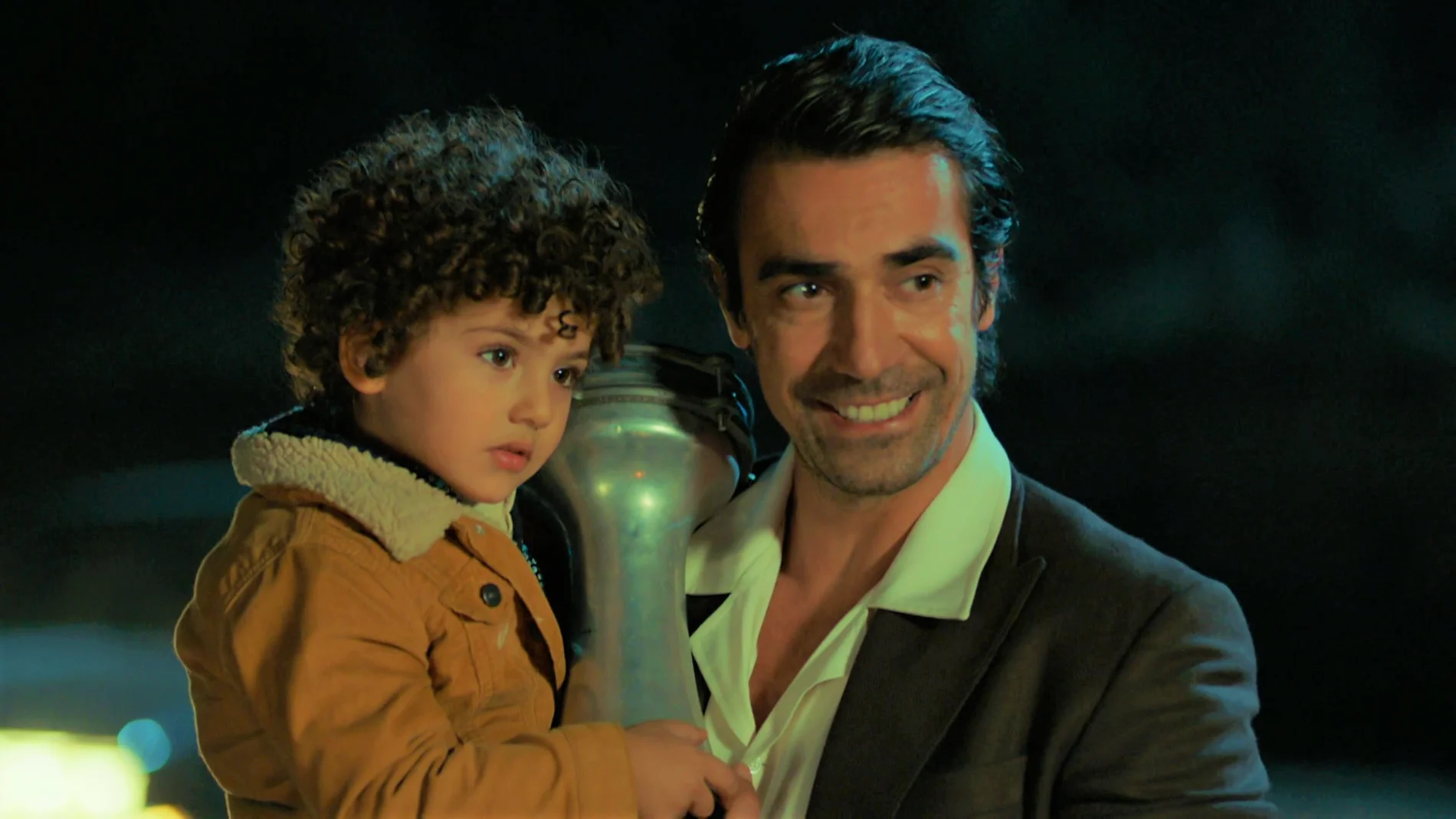 Mehmet encuentra a Adnan en un poblado… ¡El niño está perfectamente!