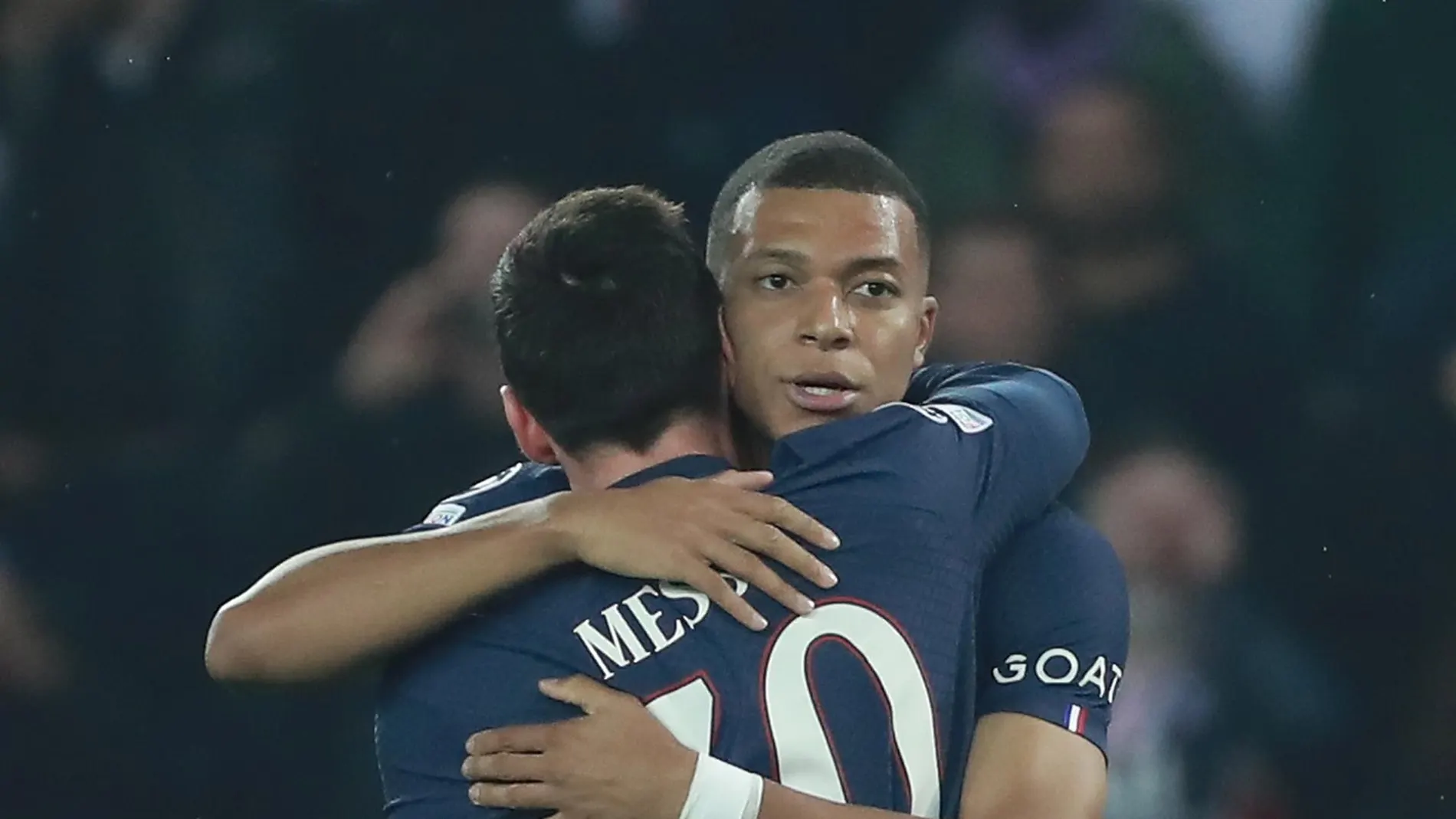 Mbappé y Messi se abrazan durante un partido del PSG