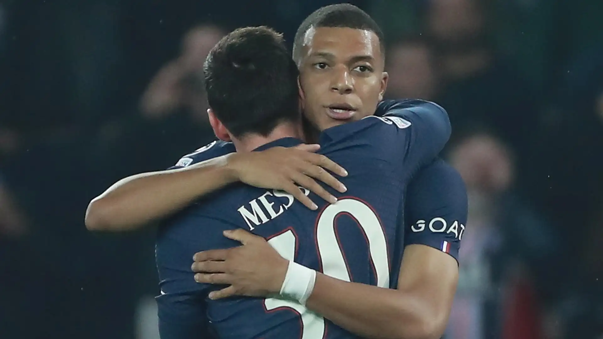 Mbappé y Messi se abrazan durante un partido del PSG Mbappé y Messi se abrazan durante un partido del PSG