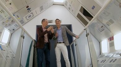 Pedro Duque le muestra los secretos de una estación espacial a Joaquín: la comida deshidratada o el saco de dormir 
