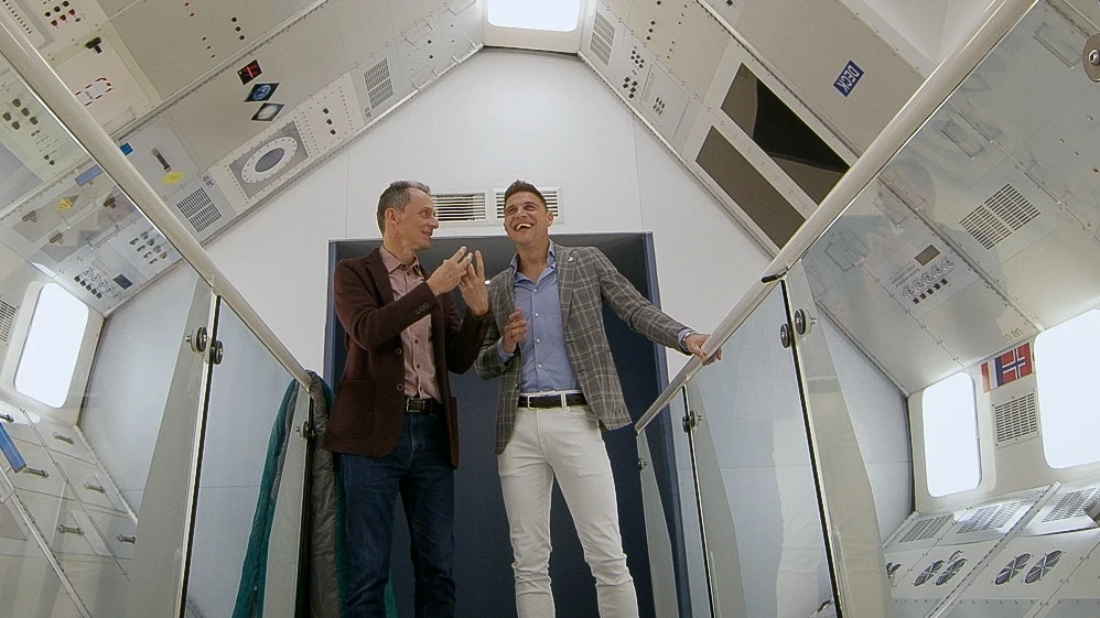 Pedro Duque le muestra los secretos de una estaci&oacute;n espacial a Joaqu&iacute;n
