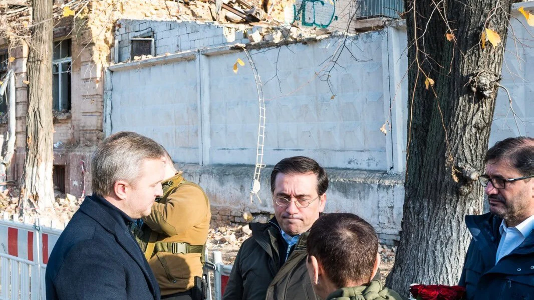 El ministro Albares, durante su visita a Kiev