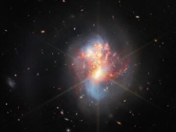 El 'abrazo' entre dos galaxias captado por el telescopio James Webb