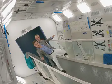 La divertida novatada de Pedro Duque a Joaquín: ponerse a la pata coja en ingravidez La divertida novatada de Pedro Duque a Joaquín: ponerse a la pata coja en ingravidez