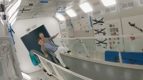 La divertida novatada de Pedro Duque a Joaquín: ponerse a la pata coja en ingravidez La divertida novatada de Pedro Duque a Joaquín: ponerse a la pata coja en ingravidez