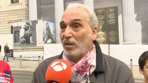 Un padre roto tras el suicidio de su hija: "Tengo dos opciones: o seguir haciendo de padre con esta labor o irme con ella" Un padre roto tras el suicidio de su hija: "Tengo dos opciones: o seguir haciendo de padre con esta labor o irme con ella"