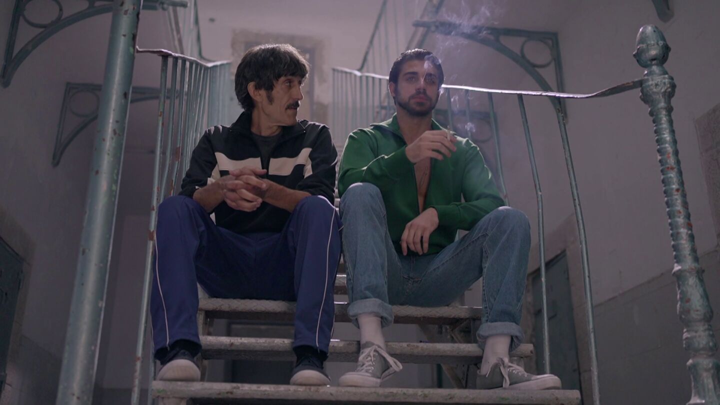 El compañero del joven le intenta hacer ver que salir de la cárcel no es tan fácil como parece.