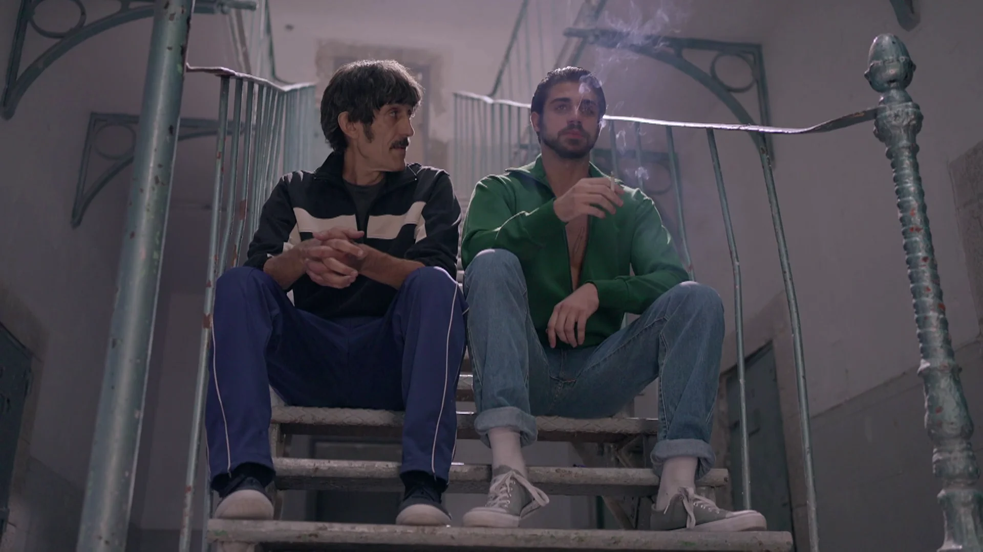 El compa&ntilde;ero del joven le intenta hacer ver que salir de la c&aacute;rcel no es tan f&aacute;cil como parece.