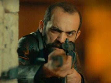 En el próximo capítulo de ‘Tierra Amarga’: Vahap apunta con arma a Züleyha y Mehmet, ¿les disparará?