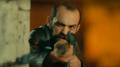 En el próximo capítulo de ‘Tierra Amarga’: Vahap apunta con arma a Züleyha y Mehmet, ¿les disparará? En el próximo capítulo de ‘Tierra Amarga’: Vahap apunta con arma a Züleyha y Mehmet, ¿les disparará?