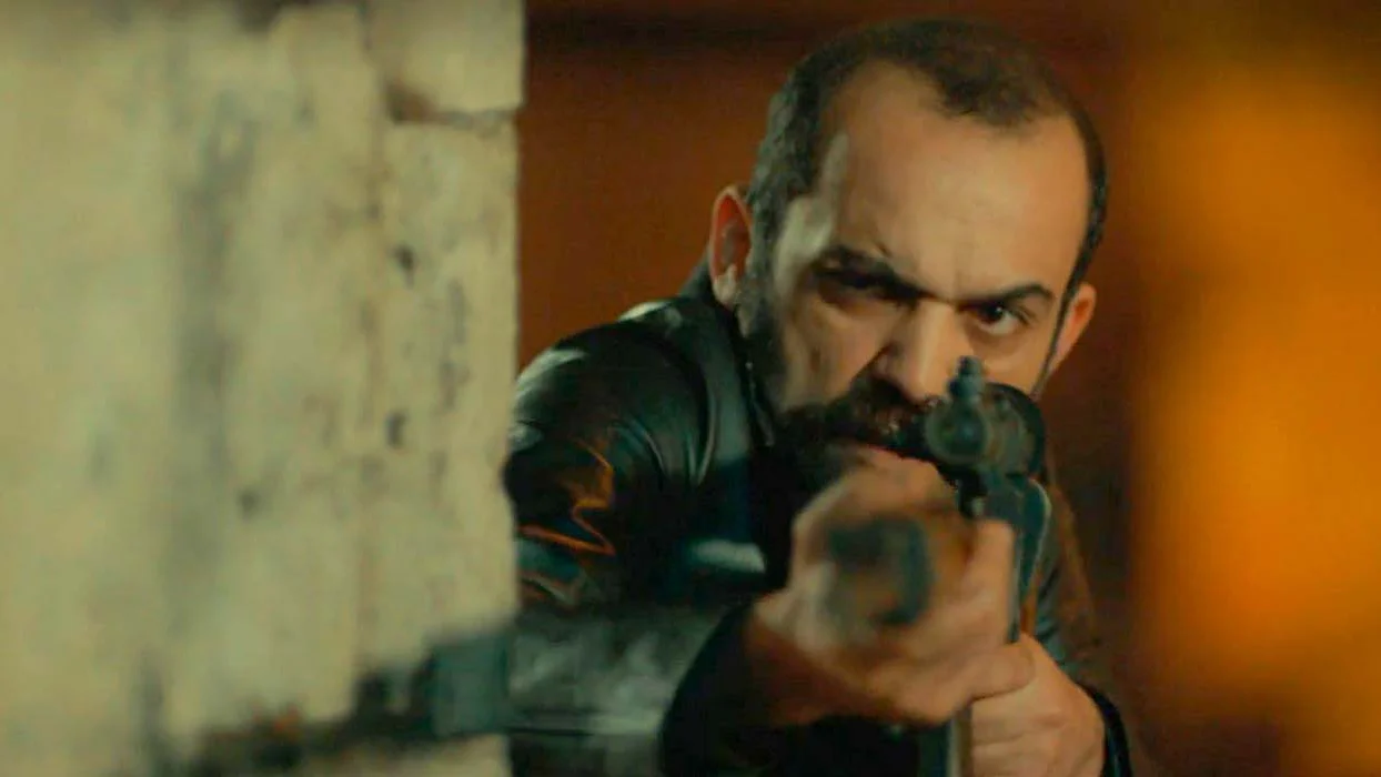 En el pr&oacute;ximo cap&iacute;tulo de &lsquo;Tierra Amarga&rsquo;: Vahap apunta con arma a Z&uuml;leyha y Mehmet, &iquest;les disparar&aacute;?