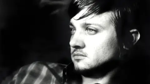 Jeremy Renner como Jeffrey Dahmer Jeremy Renner como Jeffrey Dahmer