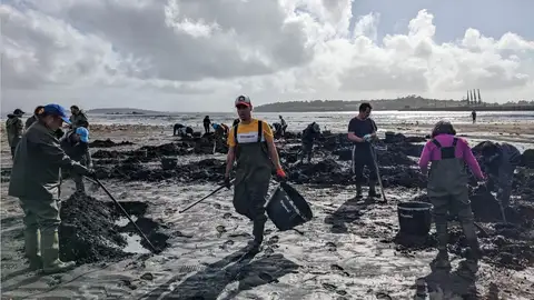 Mariscadores limpiando ceniza Mariscadores limpiando ceniza
