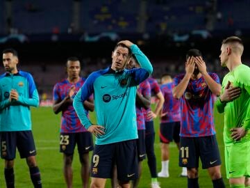 Los jugadores del Barça, tras caer eliminados de la Champions