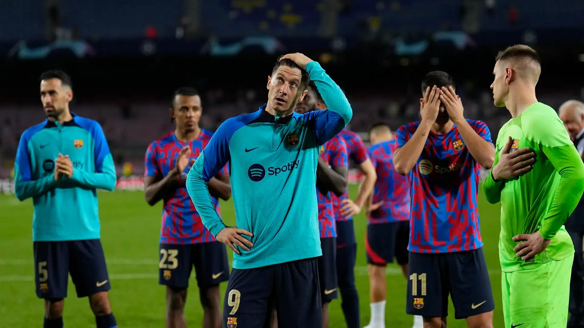 Los jugadores del Bar&ccedil;a, tras caer eliminados de la Champions